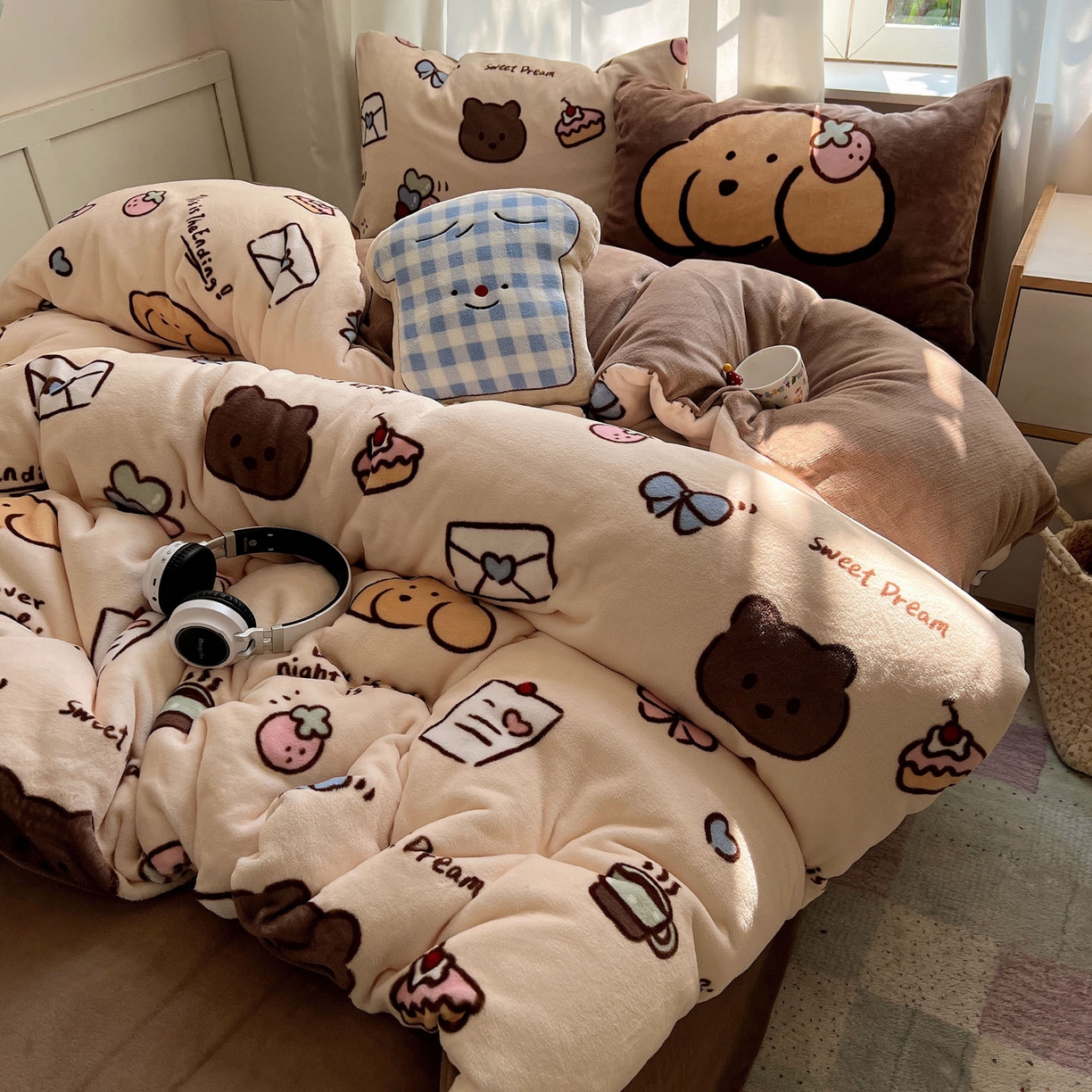 91家纺网 家纺一手货源 找家纺 桃喜 2025新款A类200g牛奶绒（含导电丝）印花床单款四件套 信封小熊