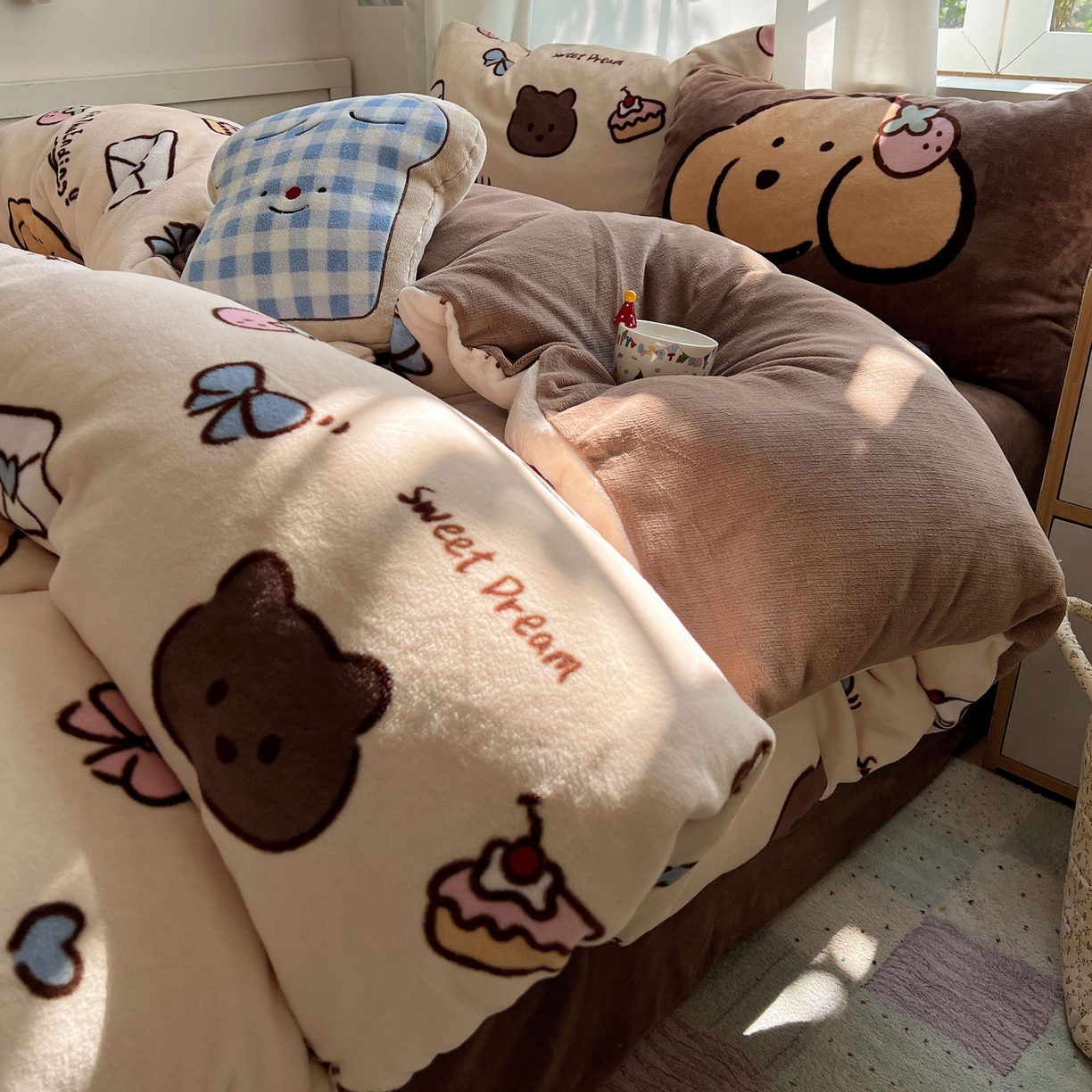 91家纺网 家纺一手货源 找家纺 桃喜 2025新款A类200g牛奶绒（含导电丝）印花床单款四件套 信封小熊