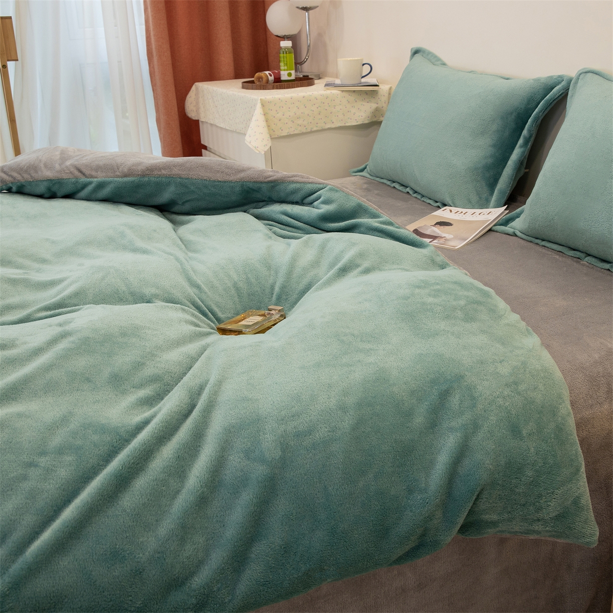 91家纺网 家纺一手货源 找家纺 兰紫橙家纺 2025新款双面绒纯色双拼牛奶绒四件套 竹青+浅灰