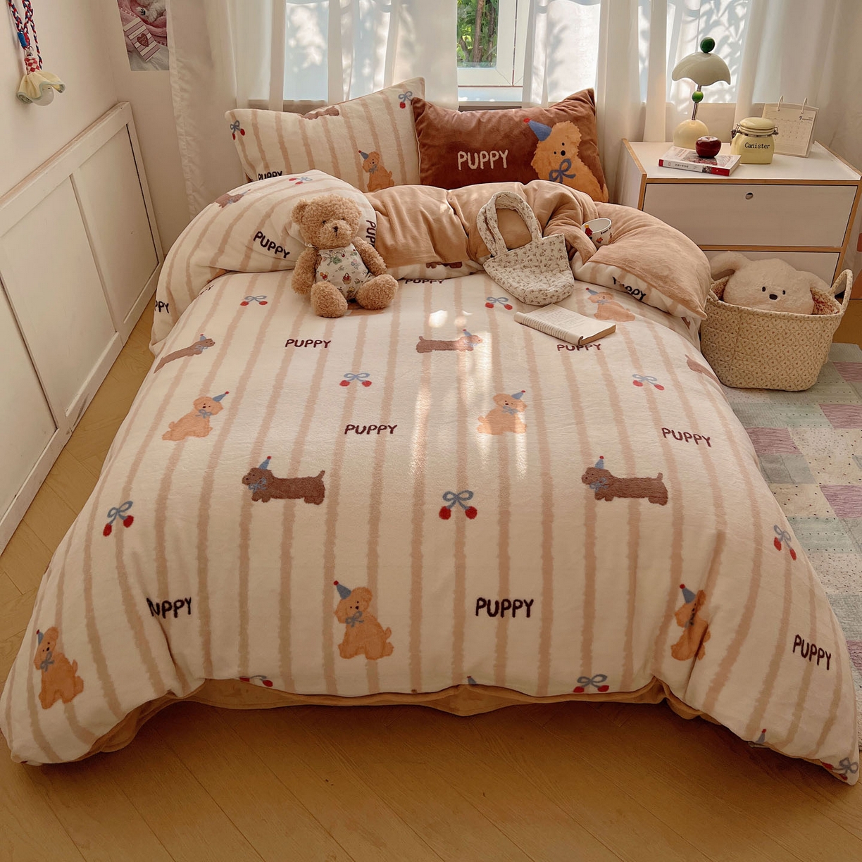 91家纺网 家纺一手货源 找家纺 桃喜 2025新款A类200g牛奶绒（含导电丝）印花床单款四件套 樱桃咖条狗狗