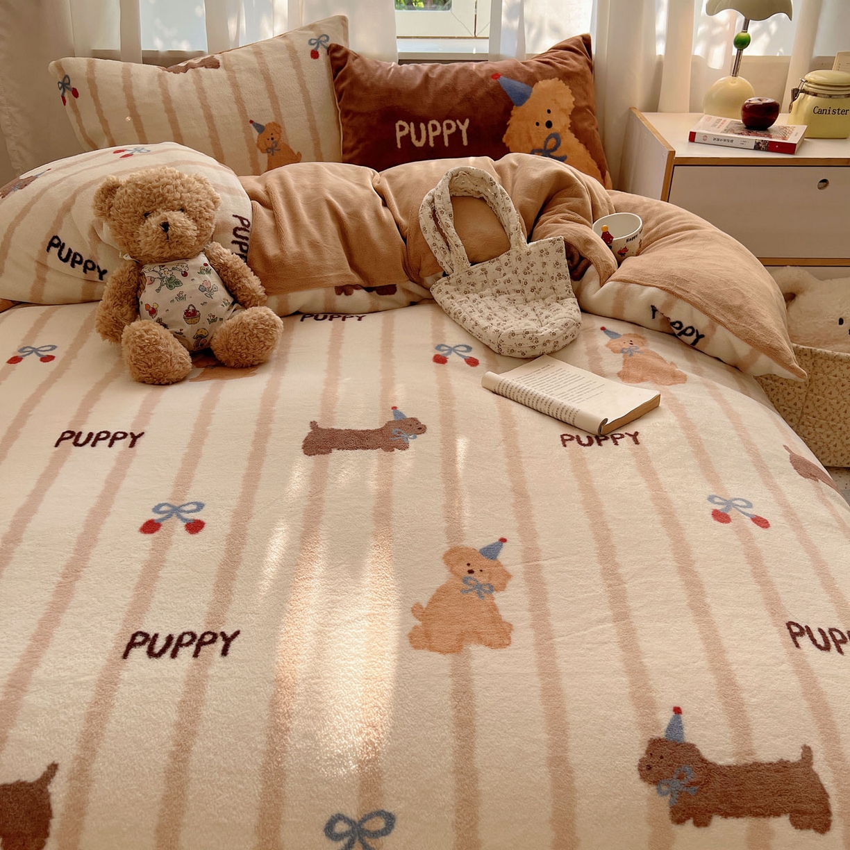 91家纺网 家纺一手货源 找家纺 桃喜 2025新款A类200g牛奶绒（含导电丝）印花床单款四件套 樱桃咖条狗狗