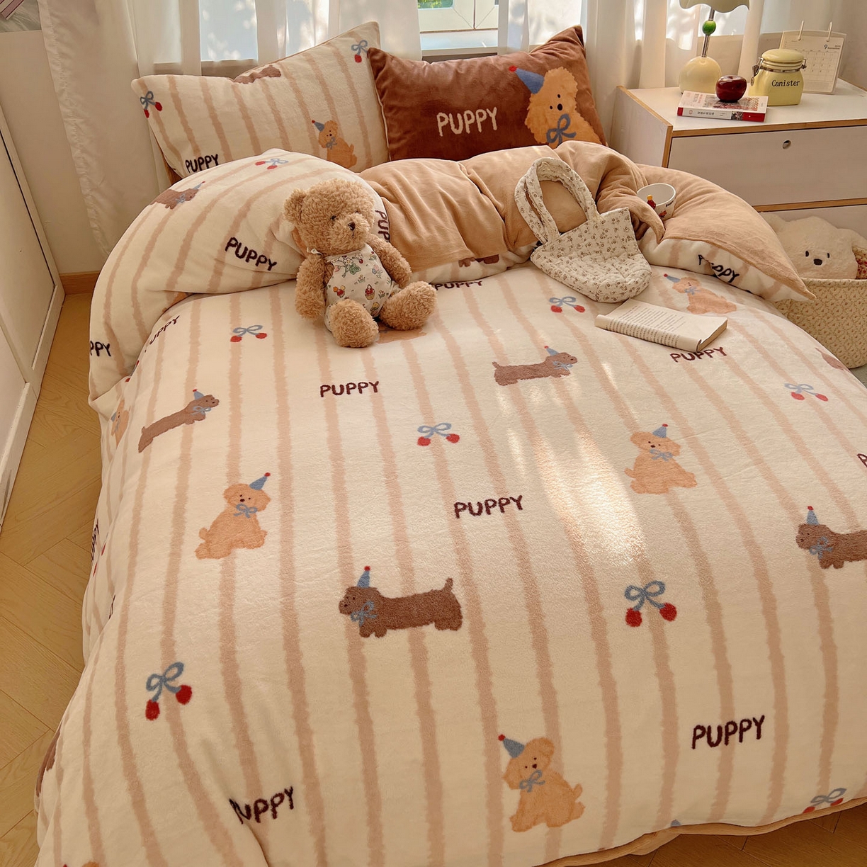 91家纺网 家纺一手货源 找家纺 桃喜 2025新款A类200g牛奶绒（含导电丝）印花床单款四件套 樱桃咖条狗狗