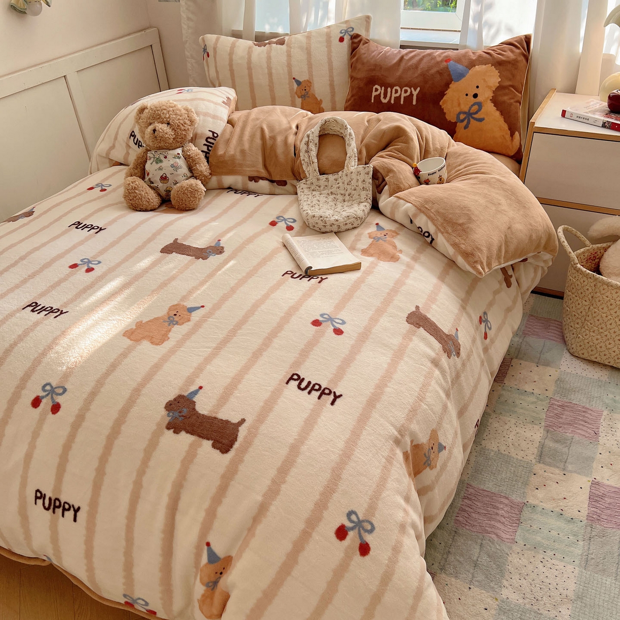 91家纺网 家纺一手货源 找家纺 桃喜 2025新款A类200g牛奶绒（含导电丝）印花床单款四件套 樱桃咖条狗狗