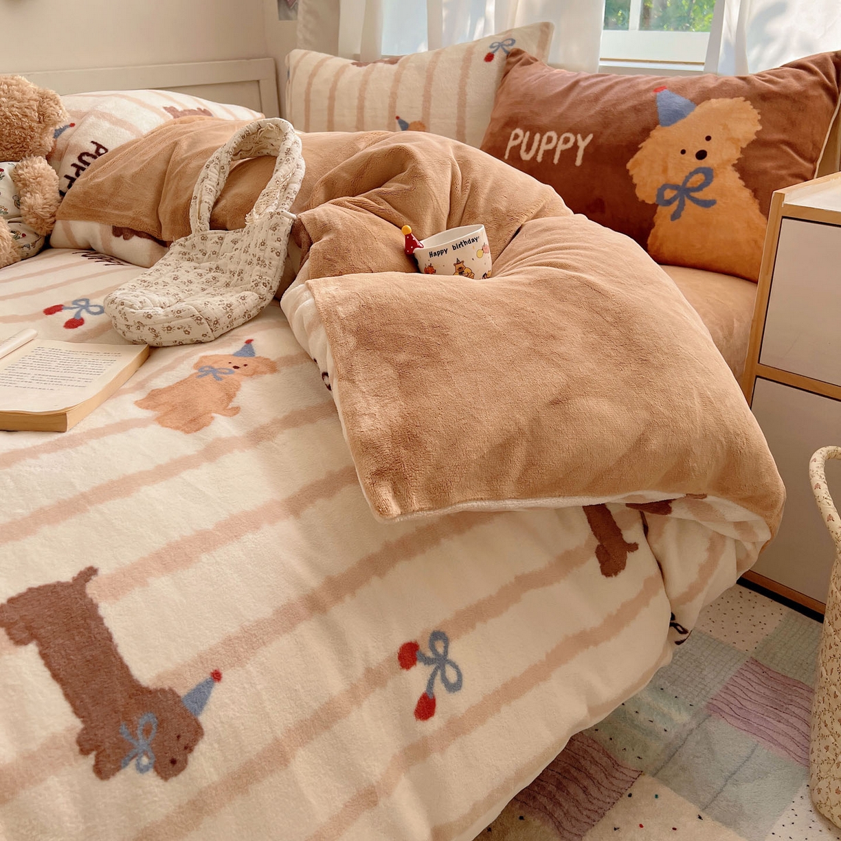 91家纺网 家纺一手货源 找家纺 桃喜 2025新款A类200g牛奶绒（含导电丝）印花床单款四件套 樱桃咖条狗狗