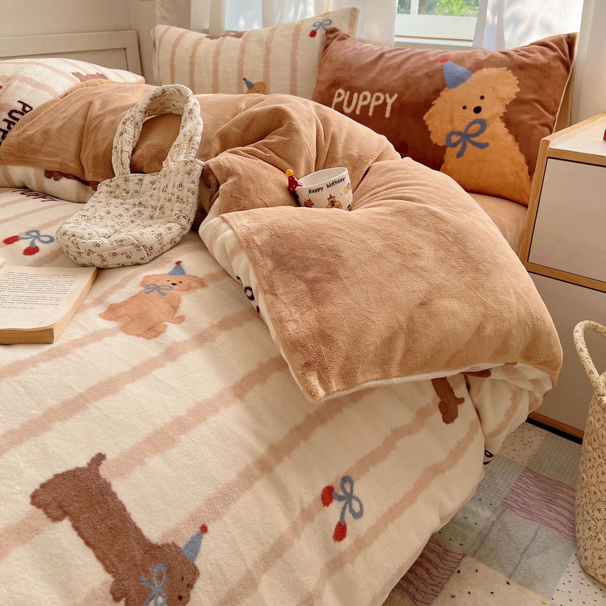 91家纺网 家纺一手货源 找家纺 桃喜 2025新款A类200g牛奶绒（含导电丝）印花床单款四件套 樱桃咖条狗狗