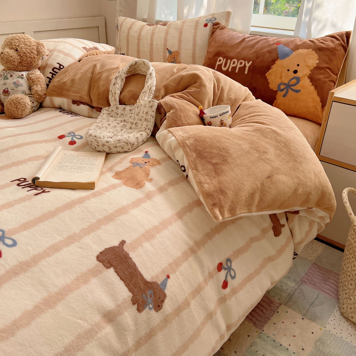 91家纺网 家纺一手货源 找家纺 桃喜 2025新款A类200g牛奶绒（含导电丝）印花床单款四件套 樱桃咖条狗狗