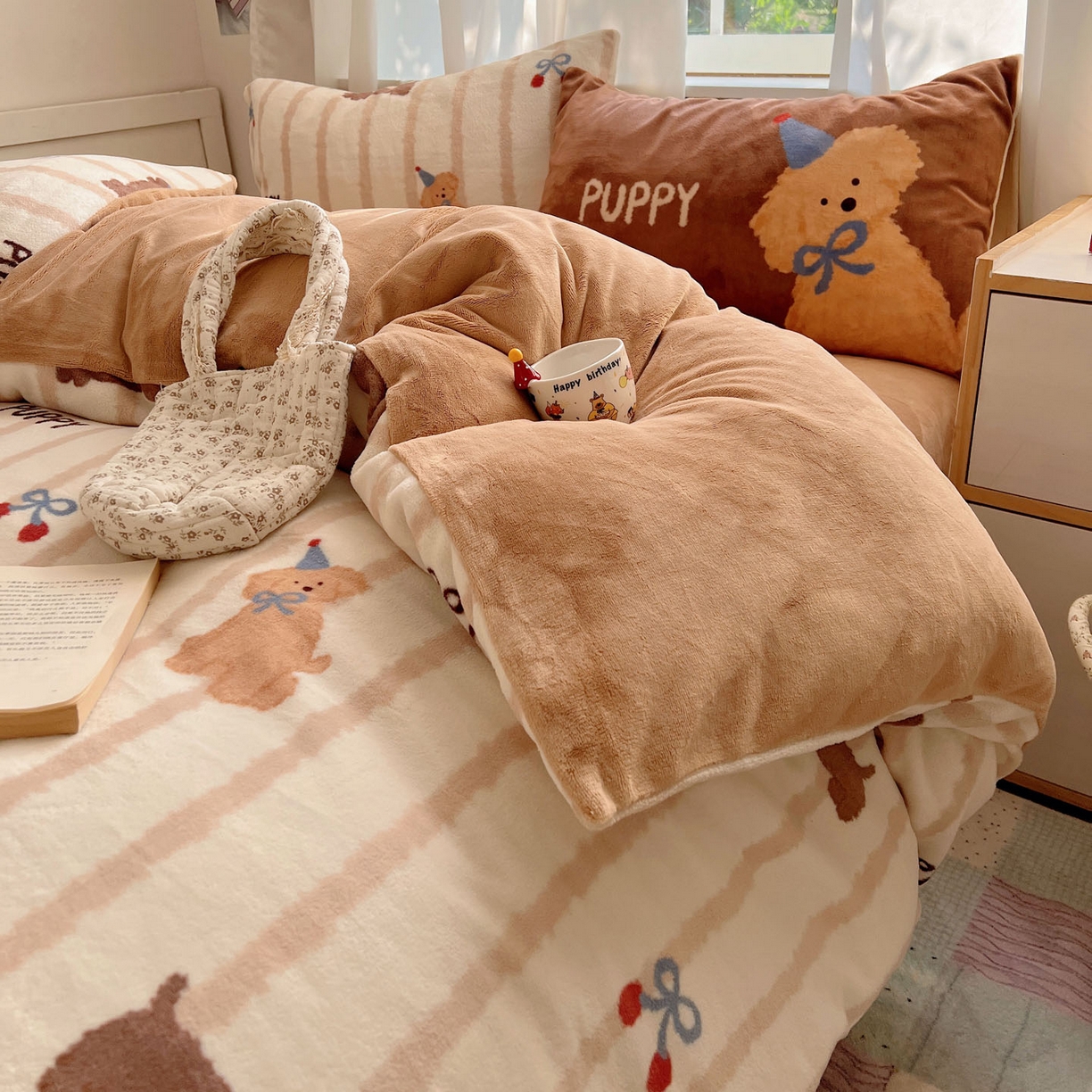 91家纺网 家纺一手货源 找家纺 桃喜 2025新款A类200g牛奶绒（含导电丝）印花床单款四件套 樱桃咖条狗狗