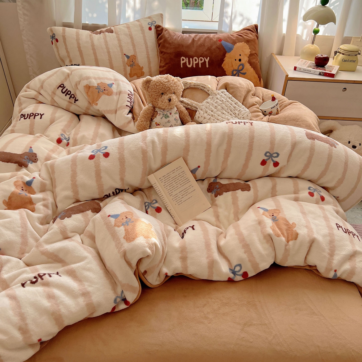 91家纺网 家纺一手货源 找家纺 桃喜 2025新款A类200g牛奶绒（含导电丝）印花床单款四件套 樱桃咖条狗狗