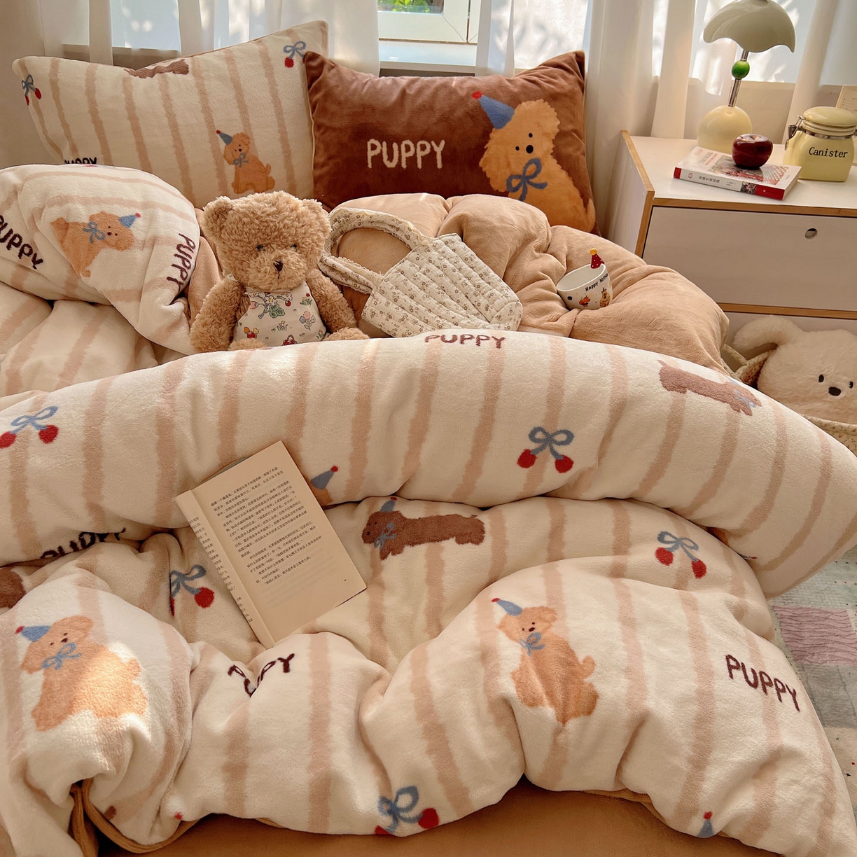 91家纺网 家纺一手货源 找家纺 桃喜 2025新款A类200g牛奶绒（含导电丝）印花床单款四件套 樱桃咖条狗狗