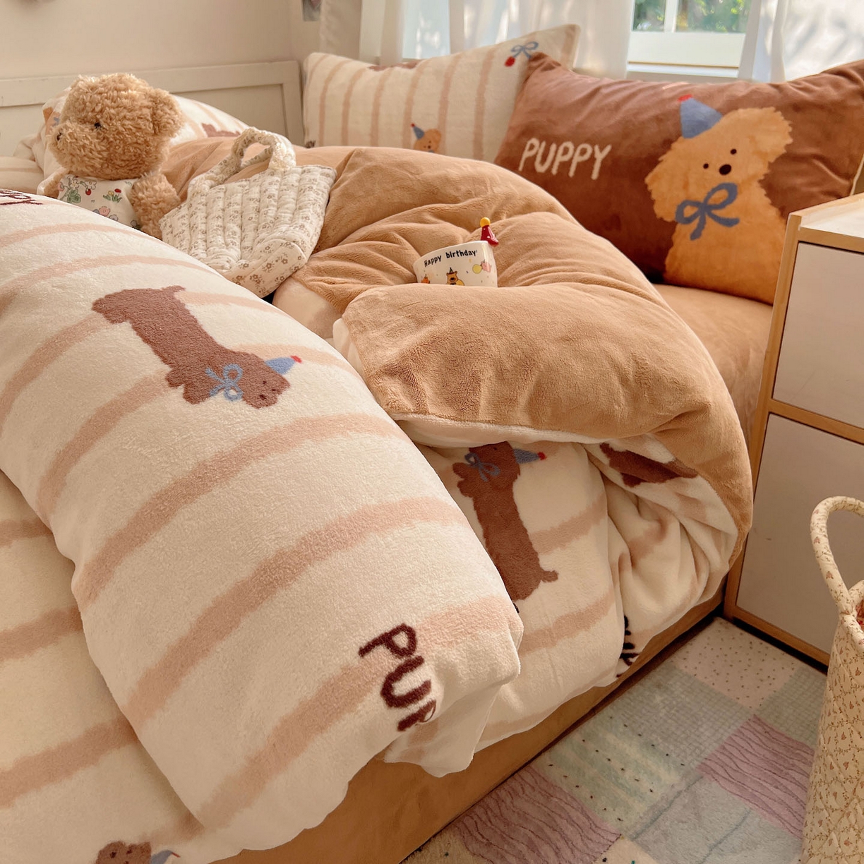 91家纺网 家纺一手货源 找家纺 桃喜 2025新款A类200g牛奶绒（含导电丝）印花床单款四件套 樱桃咖条狗狗