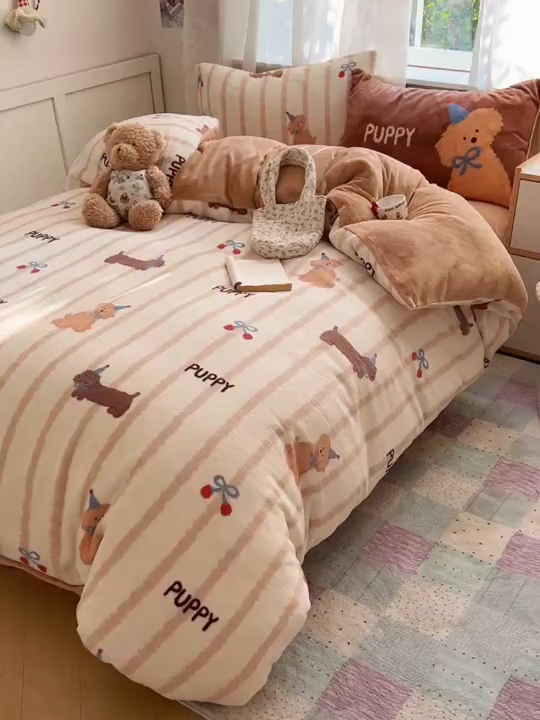 91家纺网 家纺一手货源 找家纺 桃喜 2025新款A类200g牛奶绒（含导电丝）印花床单款四件套 樱桃咖条狗狗