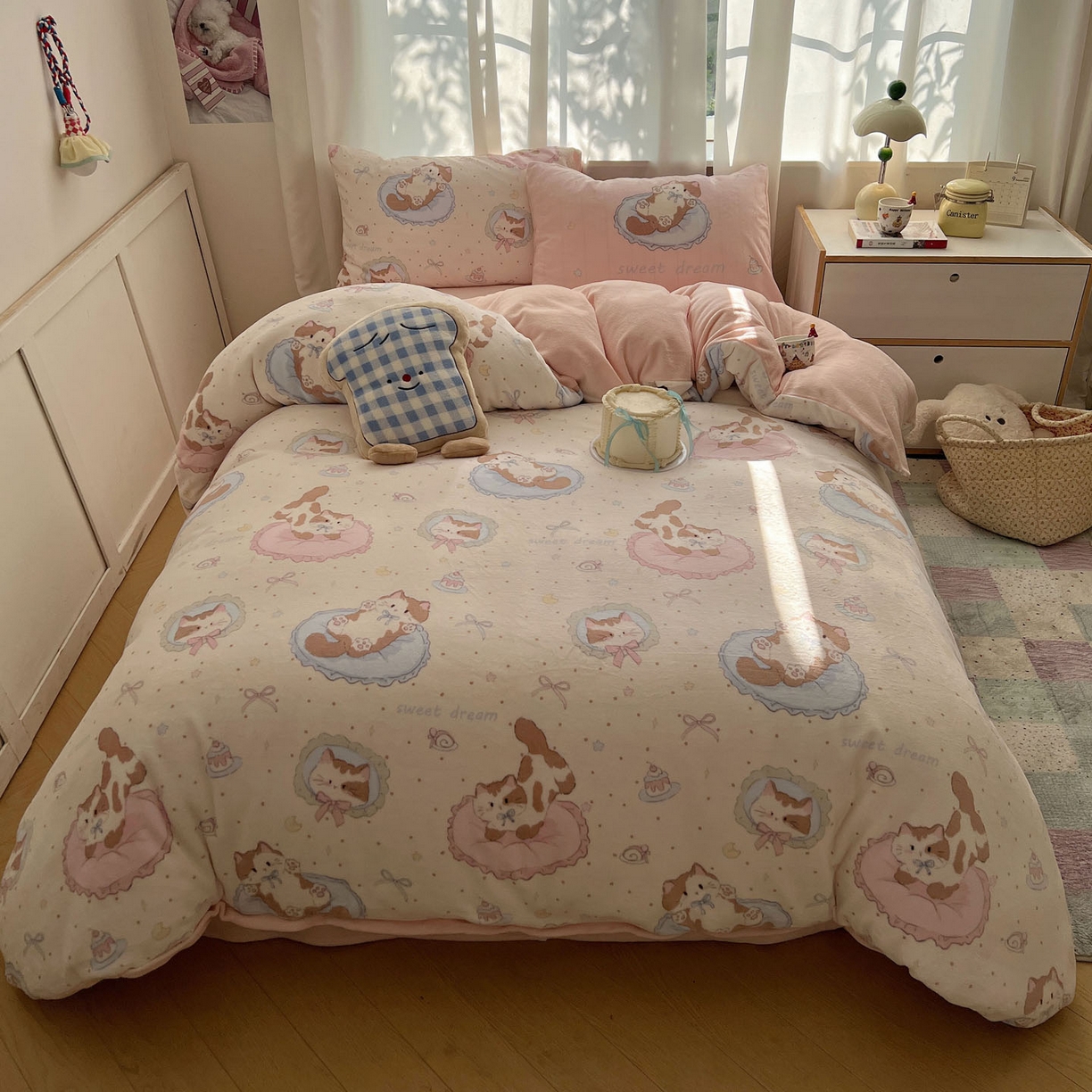 91家纺网 家纺一手货源 找家纺 桃喜 2025新款A类200g牛奶绒（含导电丝）印花床单款四件套 元气小猫