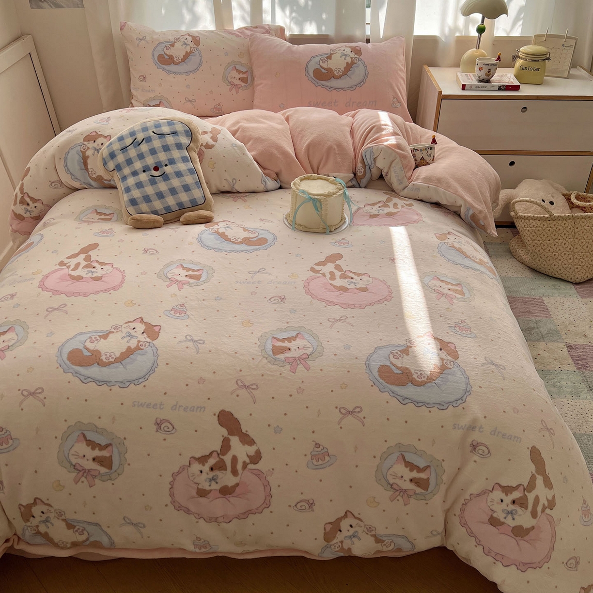 91家纺网 家纺一手货源 找家纺 桃喜 2025新款A类200g牛奶绒（含导电丝）印花床单款四件套 元气小猫