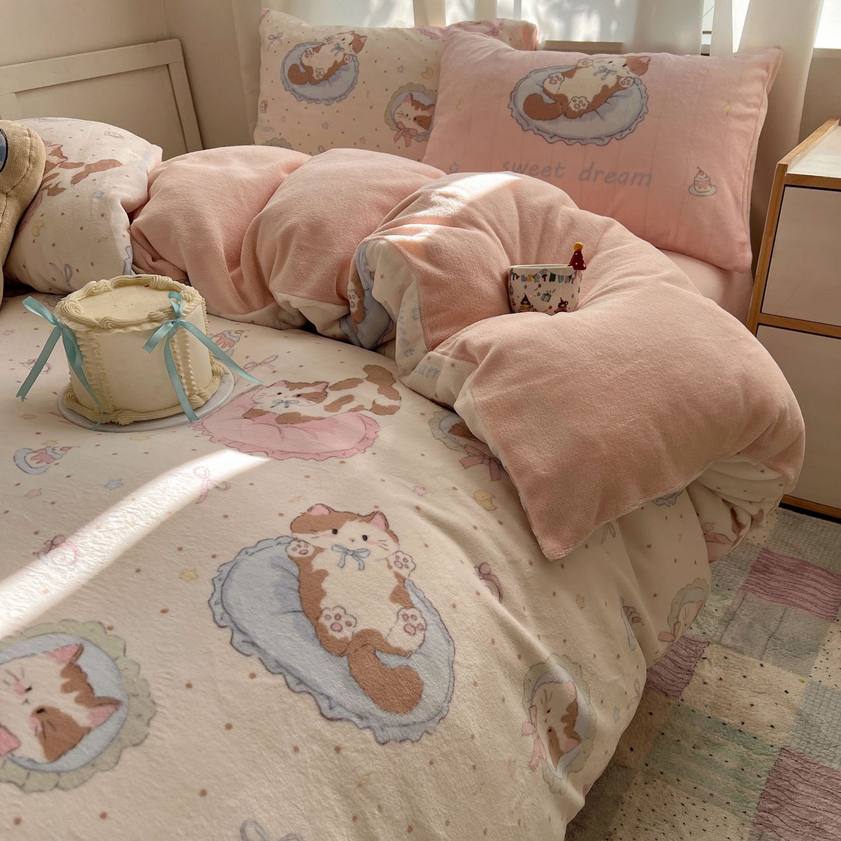 91家纺网 家纺一手货源 找家纺 桃喜 2025新款A类200g牛奶绒（含导电丝）印花床单款四件套 元气小猫