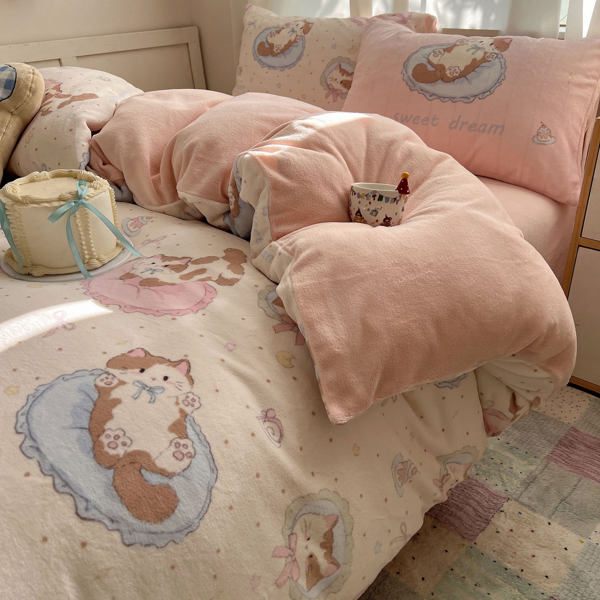 91家纺网 家纺一手货源 找家纺 桃喜 2025新款A类200g牛奶绒（含导电丝）印花床单款四件套 元气小猫