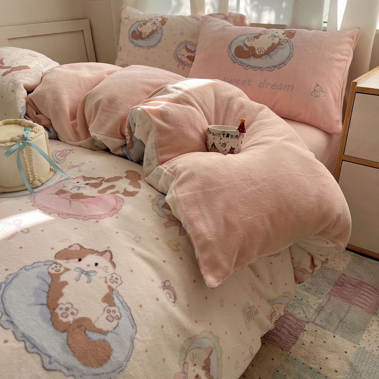 91家纺网 家纺一手货源 找家纺 桃喜 2025新款A类200g牛奶绒（含导电丝）印花床单款四件套 元气小猫