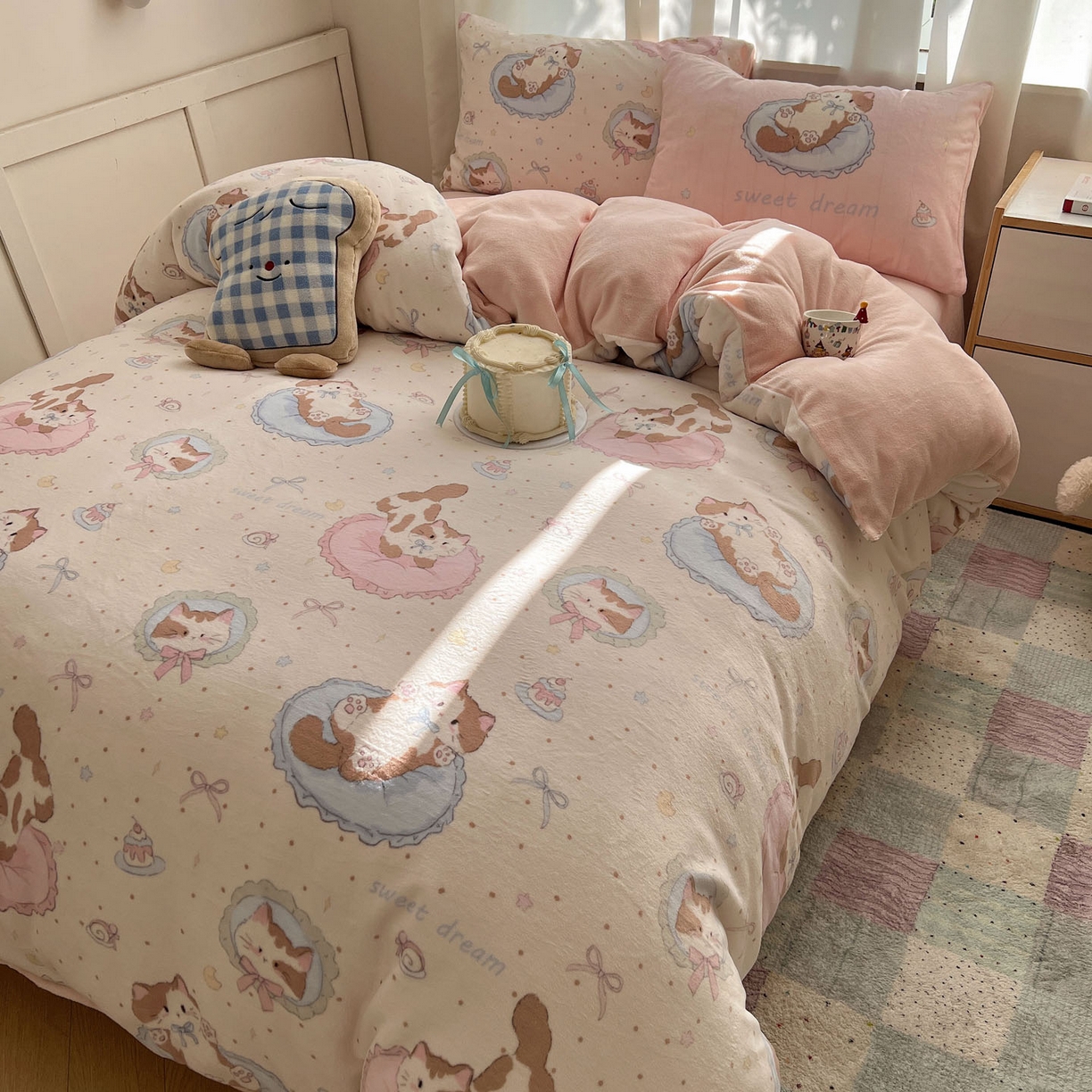 91家纺网 家纺一手货源 找家纺 桃喜 2025新款A类200g牛奶绒（含导电丝）印花床单款四件套 元气小猫