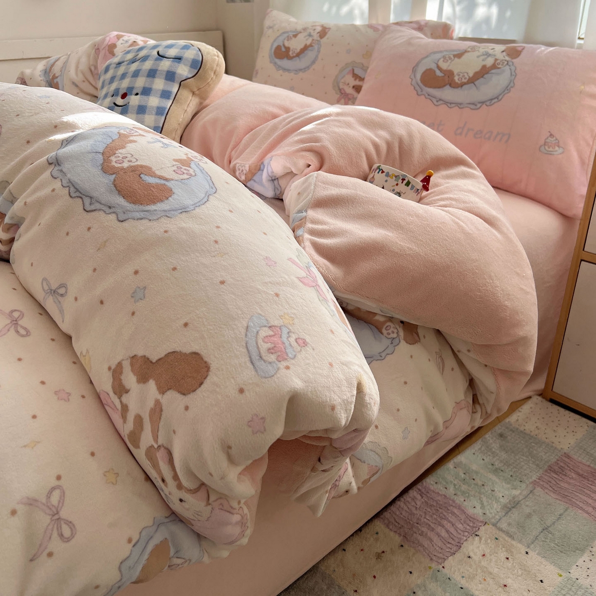 91家纺网 家纺一手货源 找家纺 桃喜 2025新款A类200g牛奶绒（含导电丝）印花床单款四件套 元气小猫