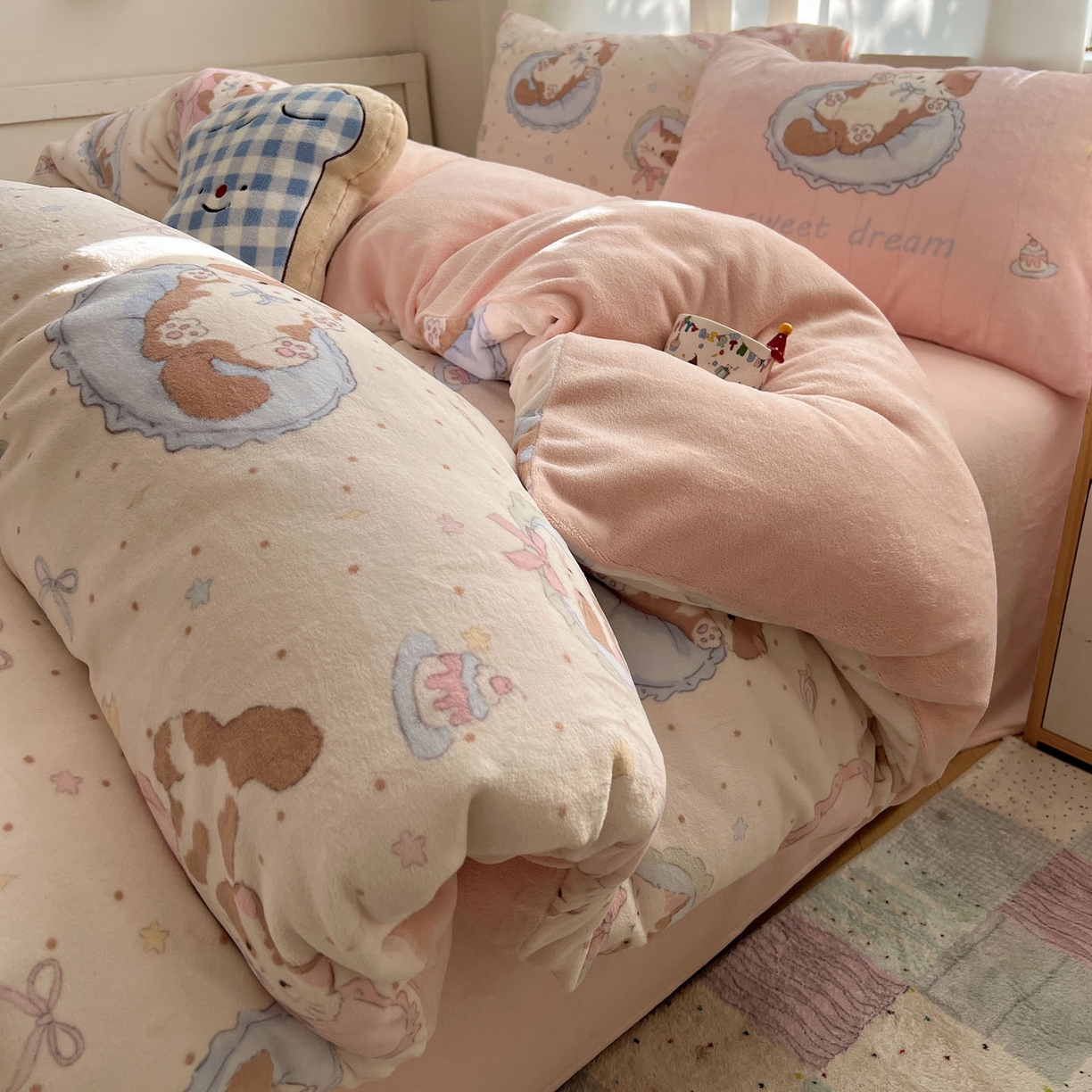 91家纺网 家纺一手货源 找家纺 桃喜 2025新款A类200g牛奶绒（含导电丝）印花床单款四件套 元气小猫