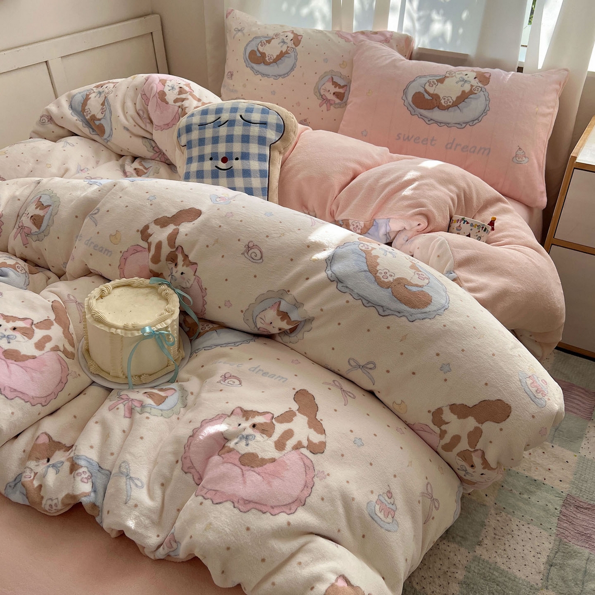 91家纺网 家纺一手货源 找家纺 桃喜 2025新款A类200g牛奶绒（含导电丝）印花床单款四件套 元气小猫