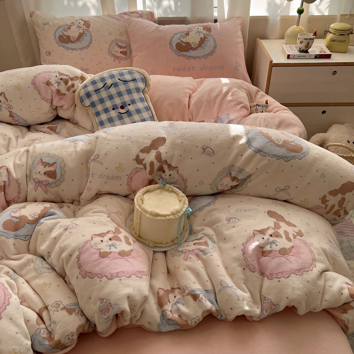 91家纺网 家纺一手货源 找家纺 桃喜 2025新款A类200g牛奶绒（含导电丝）印花床单款四件套 元气小猫