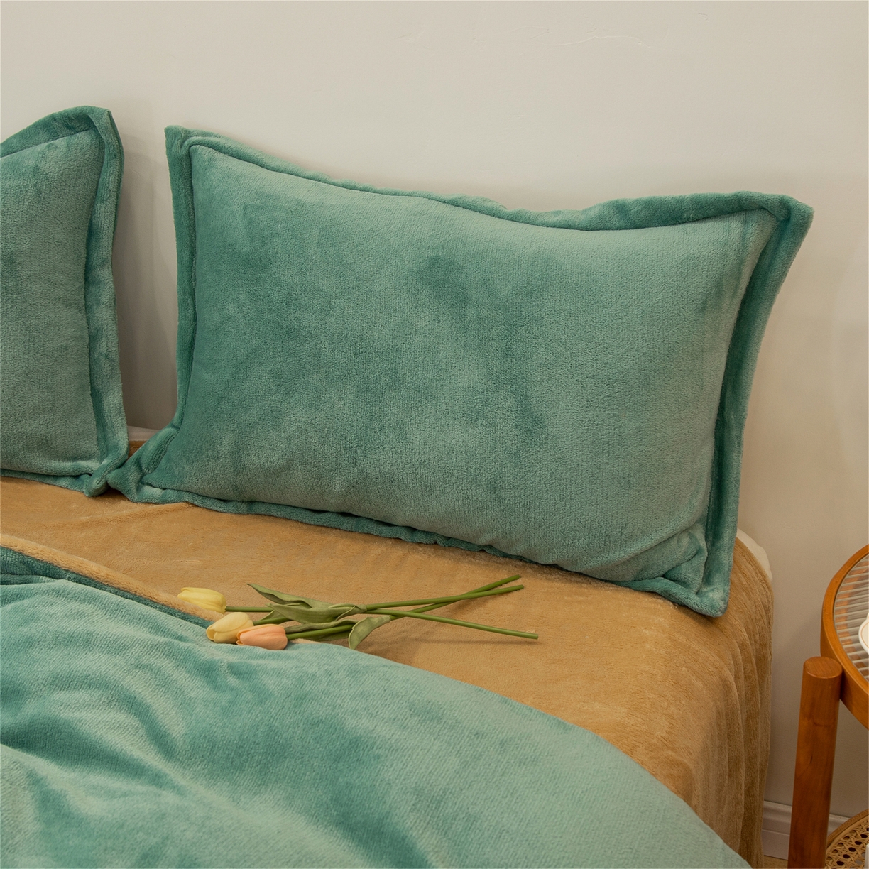 91家纺网 家纺一手货源 找家纺 兰紫橙家纺 2025新款双面绒纯色双拼牛奶绒四件套 竹青+驼色