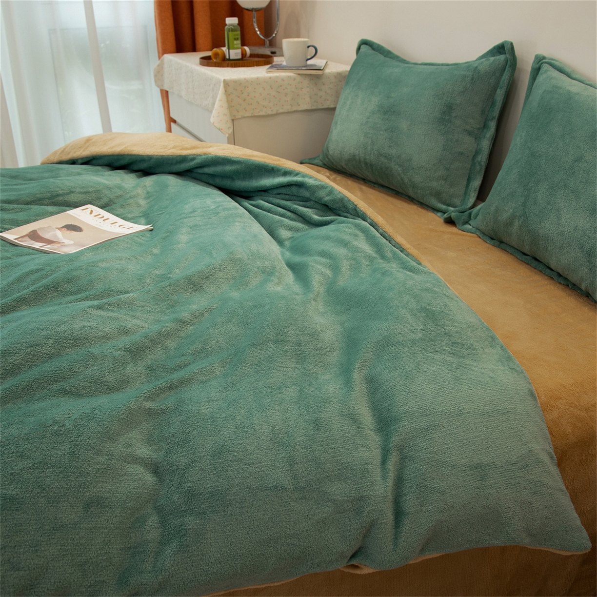 91家纺网 家纺一手货源 找家纺 兰紫橙家纺 2025新款双面绒纯色双拼牛奶绒四件套 竹青+驼色