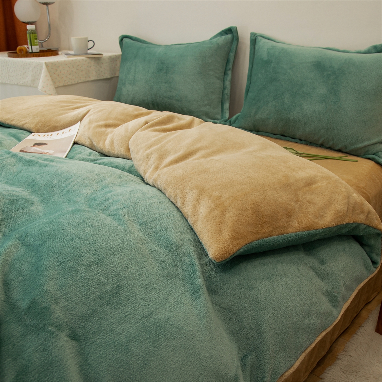 91家纺网 家纺一手货源 找家纺 兰紫橙家纺 2025新款双面绒纯色双拼牛奶绒四件套 竹青+驼色