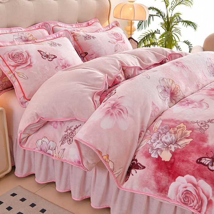 91家纺网 家纺一手货源 找家纺 德比尔斯 2025新款牛奶绒床裙四件套8-9斤法莱绒直播爆款日产2万套 蝶恋花