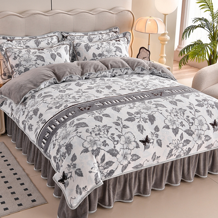 91家纺网 家纺一手货源 找家纺 德比尔斯 2025新款牛奶绒床裙四件套8-9斤法莱绒直播爆款日产2万套 蝶语灰