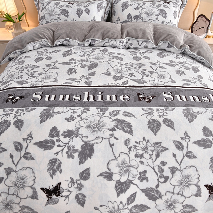 91家纺网 家纺一手货源 找家纺 德比尔斯 2025新款牛奶绒床裙四件套8-9斤法莱绒直播爆款日产2万套 蝶语灰