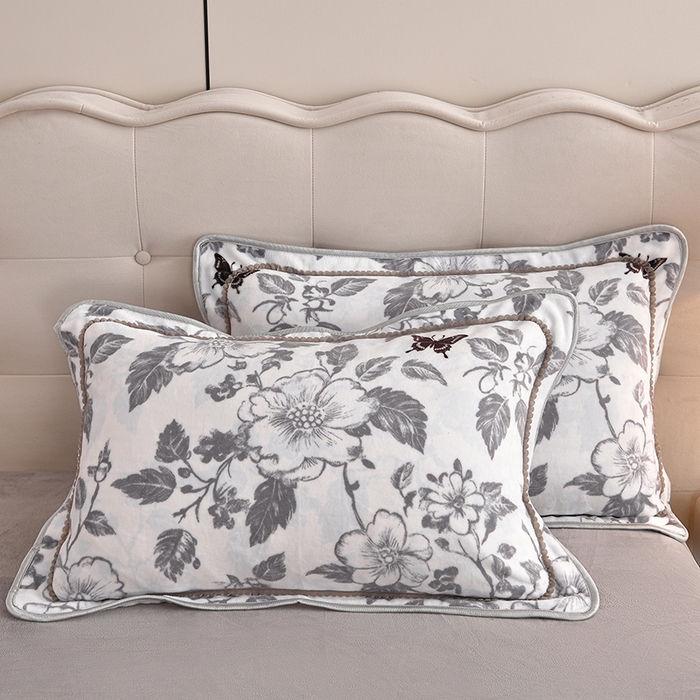 91家纺网 家纺一手货源 找家纺 德比尔斯 2025新款牛奶绒床裙四件套8-9斤法莱绒直播爆款日产2万套 蝶语灰