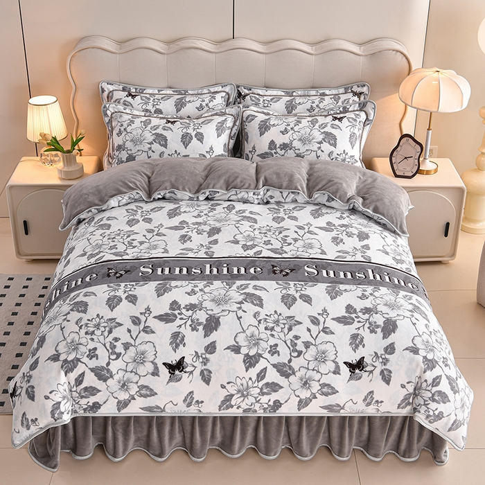 91家纺网 家纺一手货源 找家纺 德比尔斯 2025新款牛奶绒床裙四件套8-9斤法莱绒直播爆款日产2万套 蝶语灰