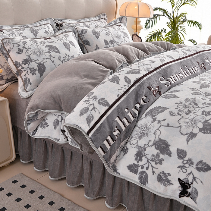 91家纺网 家纺一手货源 找家纺 德比尔斯 2025新款牛奶绒床裙四件套8-9斤法莱绒直播爆款日产2万套 蝶语灰