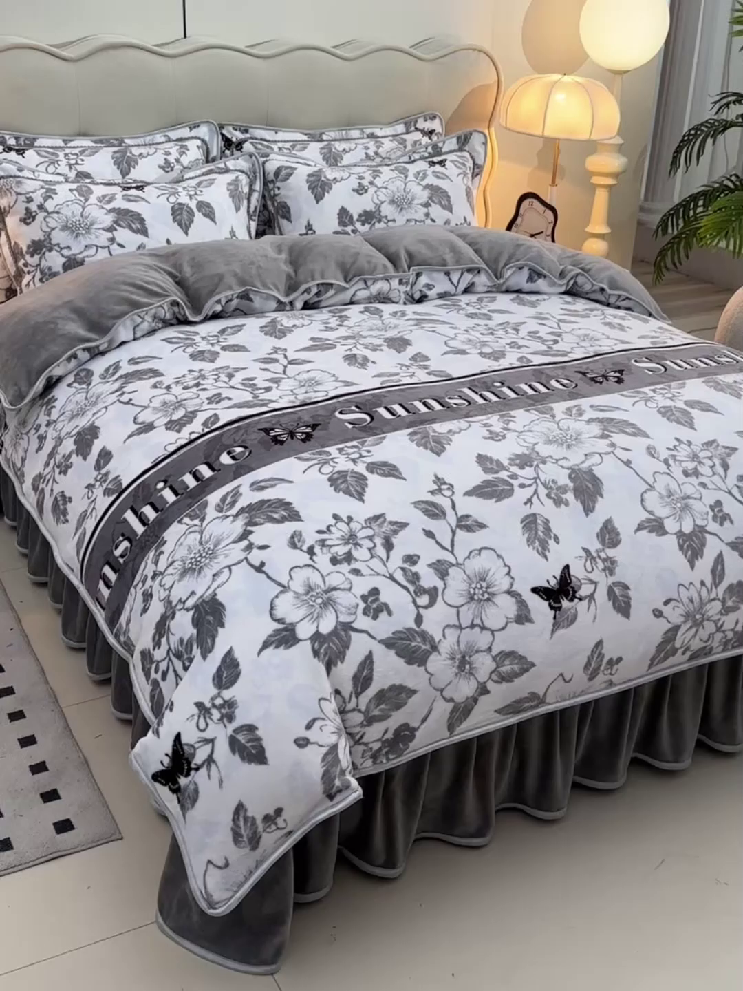 91家纺网 家纺一手货源 找家纺 德比尔斯 2025新款牛奶绒床裙四件套8-9斤法莱绒直播爆款日产2万套 蝶语灰