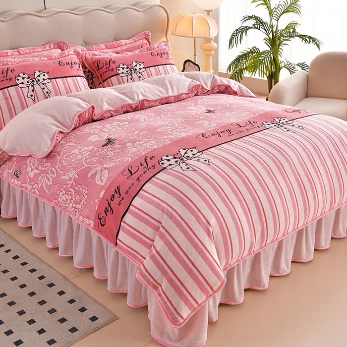 91家纺网 家纺一手货源 找家纺 德比尔斯 2025新款牛奶绒床裙四件套8-9斤法莱绒直播爆款日产2万套 粉色蝴蝶结