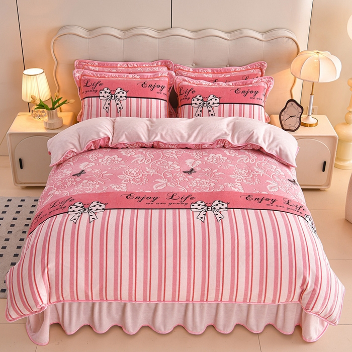 91家纺网 家纺一手货源 找家纺 德比尔斯 2025新款牛奶绒床裙四件套8-9斤法莱绒直播爆款日产2万套 粉色蝴蝶结