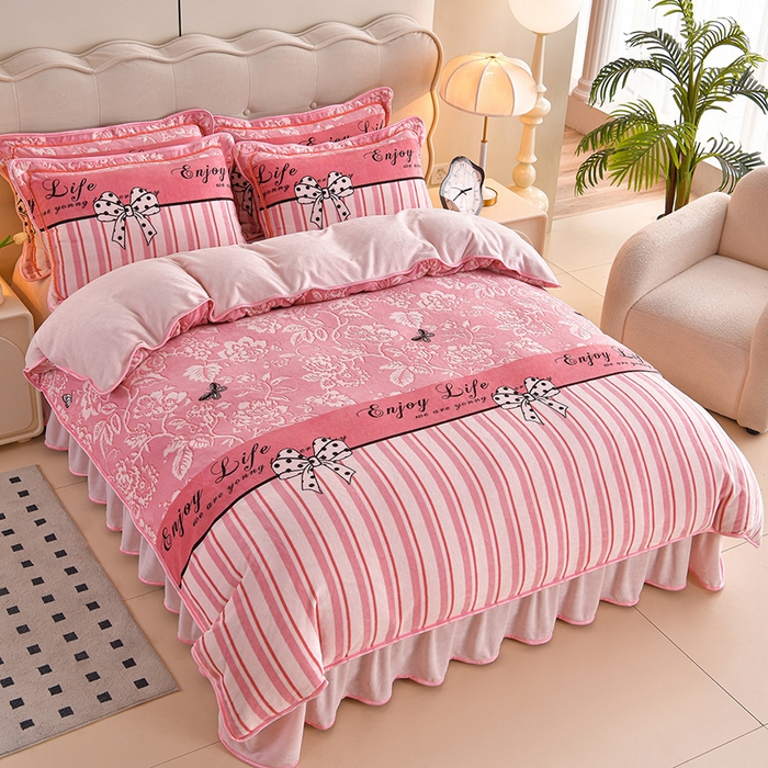 91家纺网 家纺一手货源 找家纺 德比尔斯 2025新款牛奶绒床裙四件套8-9斤法莱绒直播爆款日产2万套 粉色蝴蝶结