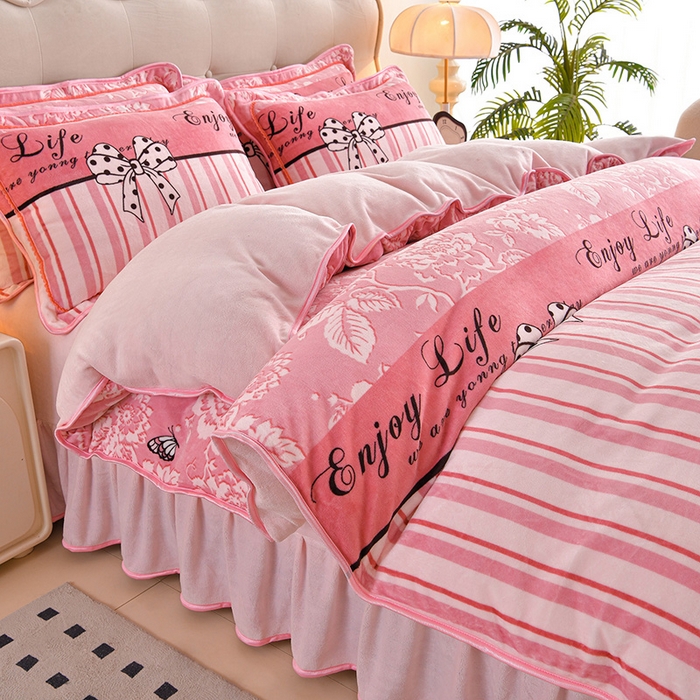 91家纺网 家纺一手货源 找家纺 德比尔斯 2025新款牛奶绒床裙四件套8-9斤法莱绒直播爆款日产2万套 粉色蝴蝶结