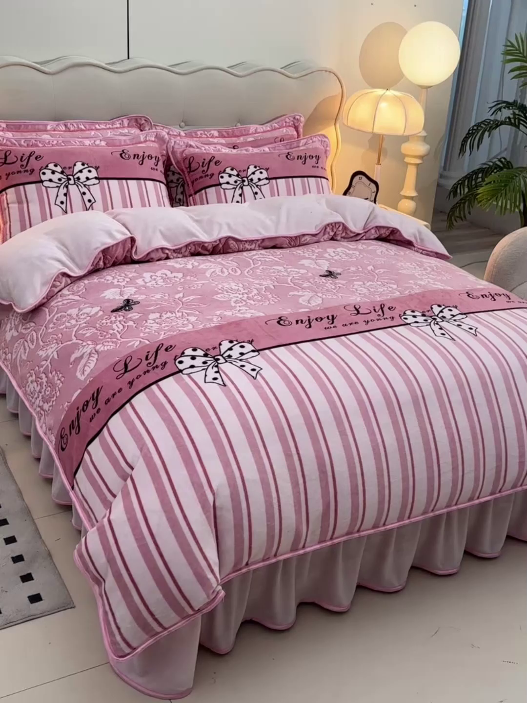 91家纺网 家纺一手货源 找家纺 德比尔斯 2025新款牛奶绒床裙四件套8-9斤法莱绒直播爆款日产2万套 粉色蝴蝶结