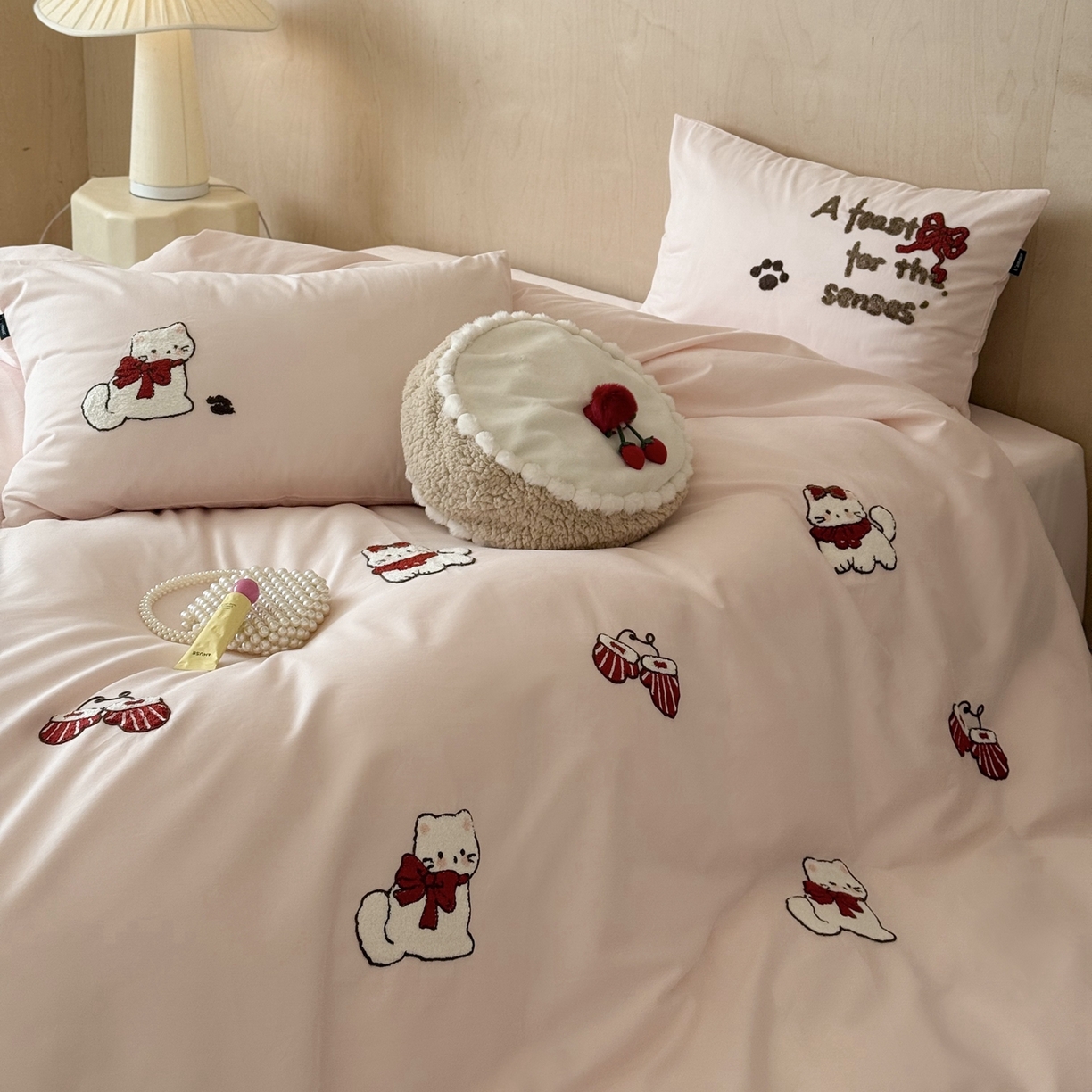 91家纺网 家纺一手货源 找家纺 鹿班家居 2025新款100S全棉纯棉磨毛毛巾绣四件套-甜豆小猫 甜豆小猫-粉色