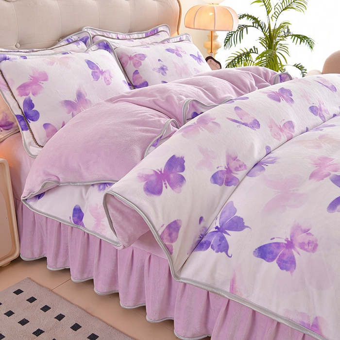 91家纺网 家纺一手货源 找家纺 德比尔斯 2025新款牛奶绒床裙四件套8-9斤法莱绒直播爆款日产2万套 紫蝴蝶