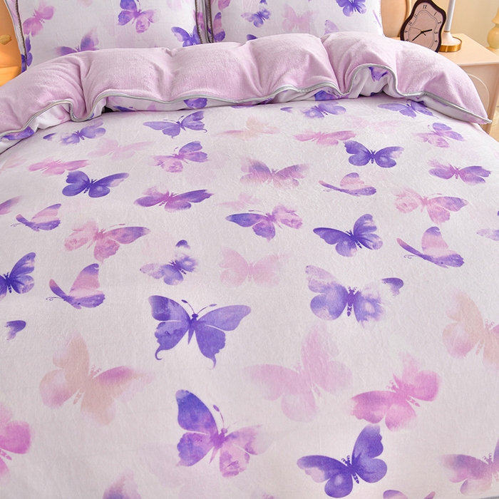 91家纺网 家纺一手货源 找家纺 德比尔斯 2025新款牛奶绒床裙四件套8-9斤法莱绒直播爆款日产2万套 紫蝴蝶