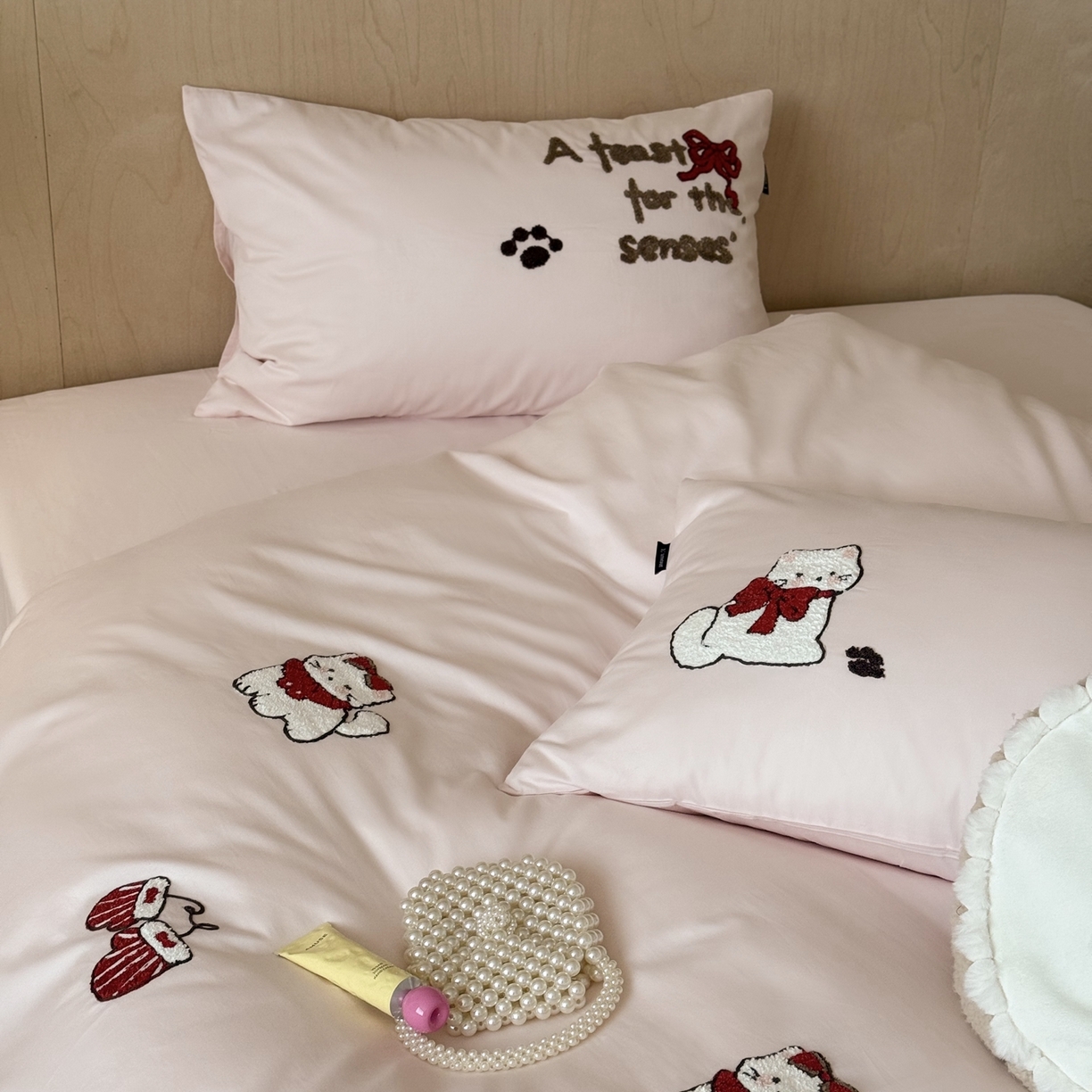 91家纺网 家纺一手货源 找家纺 鹿班家居 2025新款100S全棉纯棉磨毛毛巾绣四件套-甜豆小猫 甜豆小猫-粉色