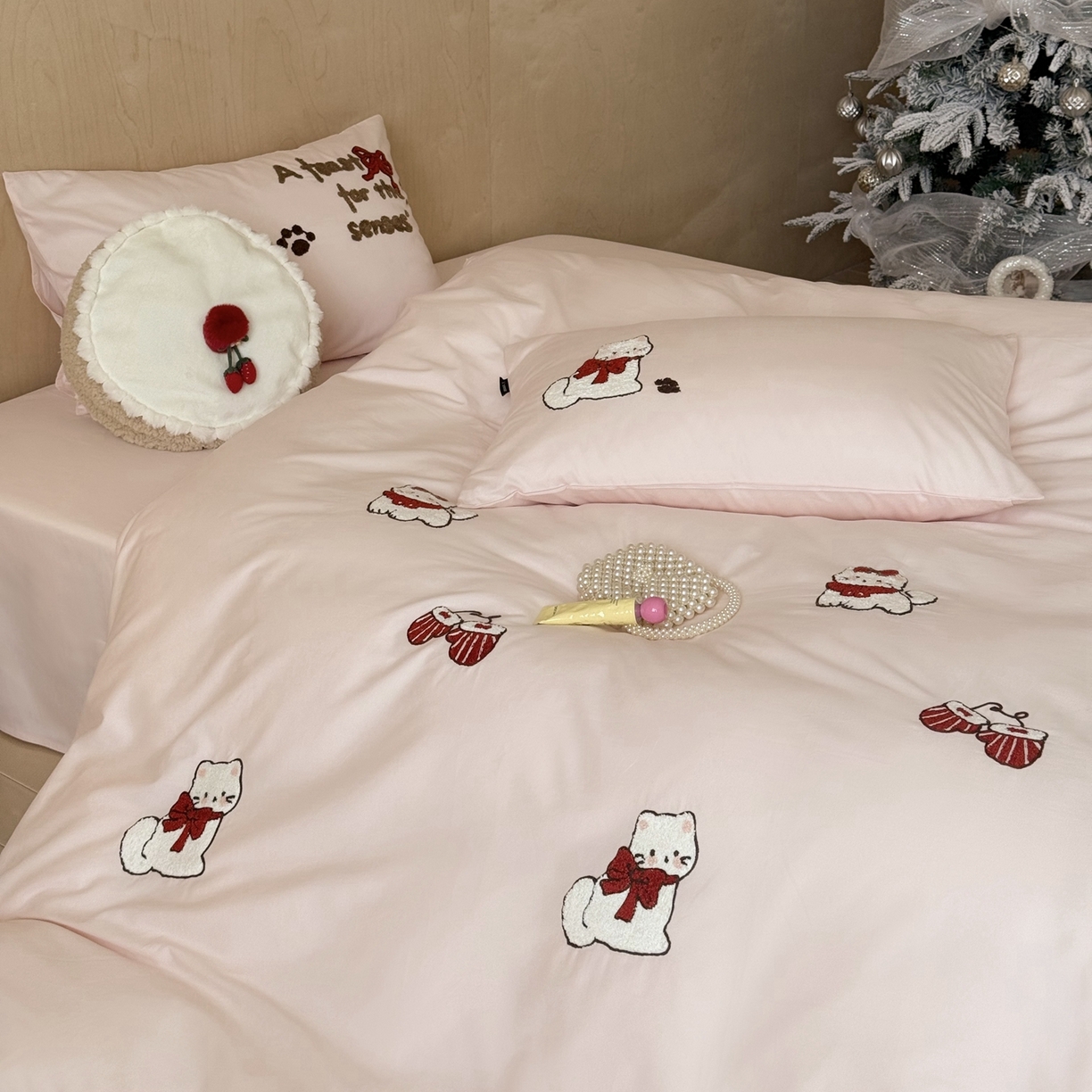 91家纺网 家纺一手货源 找家纺 鹿班家居 2025新款100S全棉纯棉磨毛毛巾绣四件套-甜豆小猫 甜豆小猫-粉色