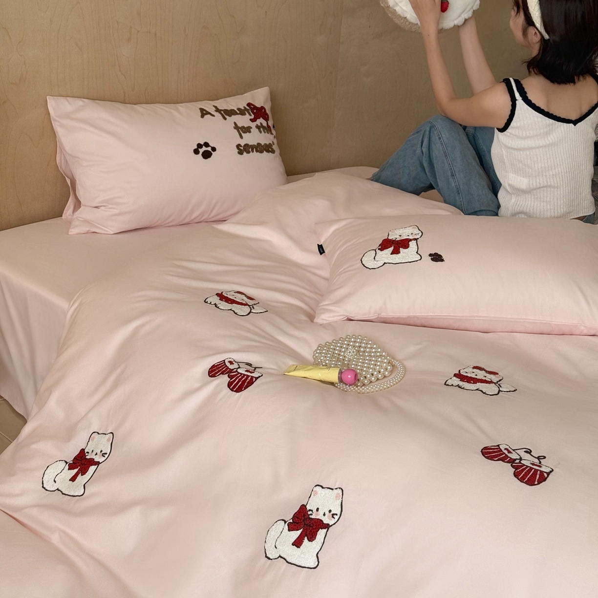 91家纺网 家纺一手货源 找家纺 鹿班家居 2025新款100S全棉纯棉磨毛毛巾绣四件套-甜豆小猫 甜豆小猫-粉色