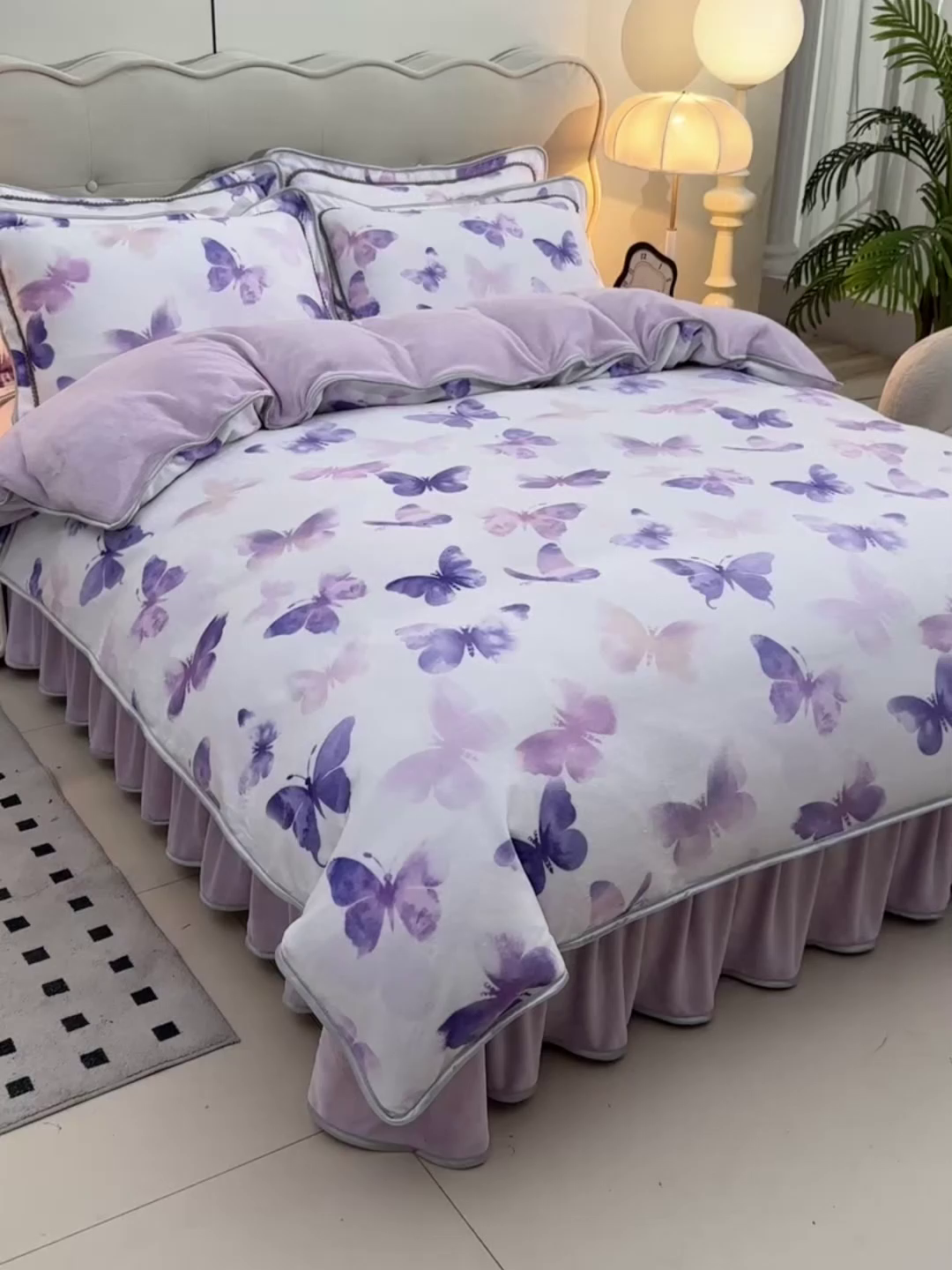 91家纺网 家纺一手货源 找家纺 德比尔斯 2025新款牛奶绒床裙四件套8-9斤法莱绒直播爆款日产2万套 紫蝴蝶