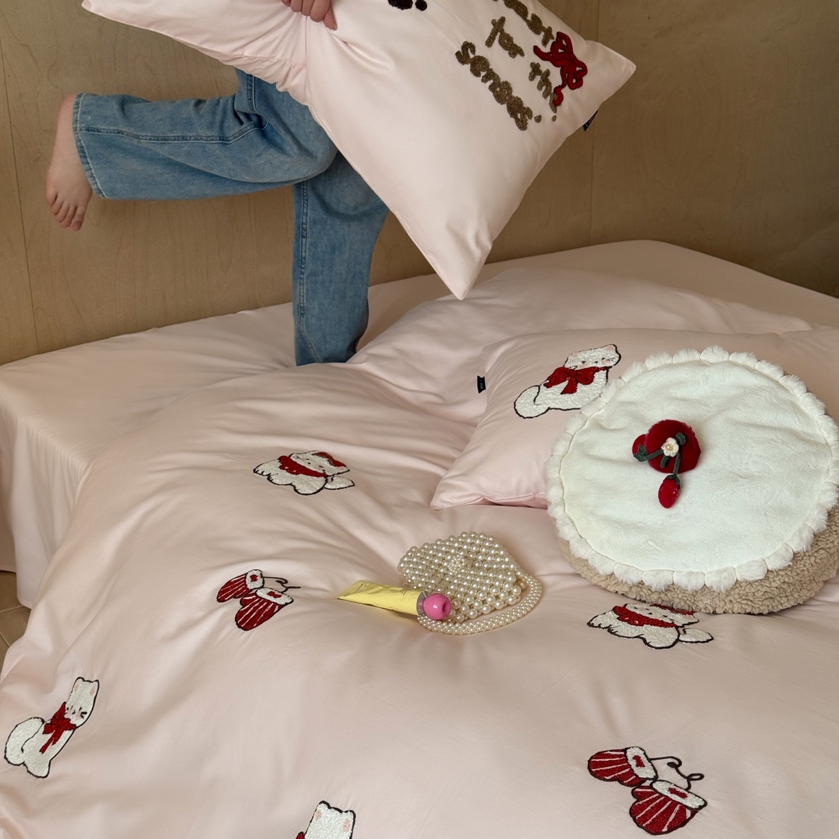 91家纺网 家纺一手货源 找家纺 鹿班家居 2025新款100S全棉纯棉磨毛毛巾绣四件套-甜豆小猫 甜豆小猫-粉色