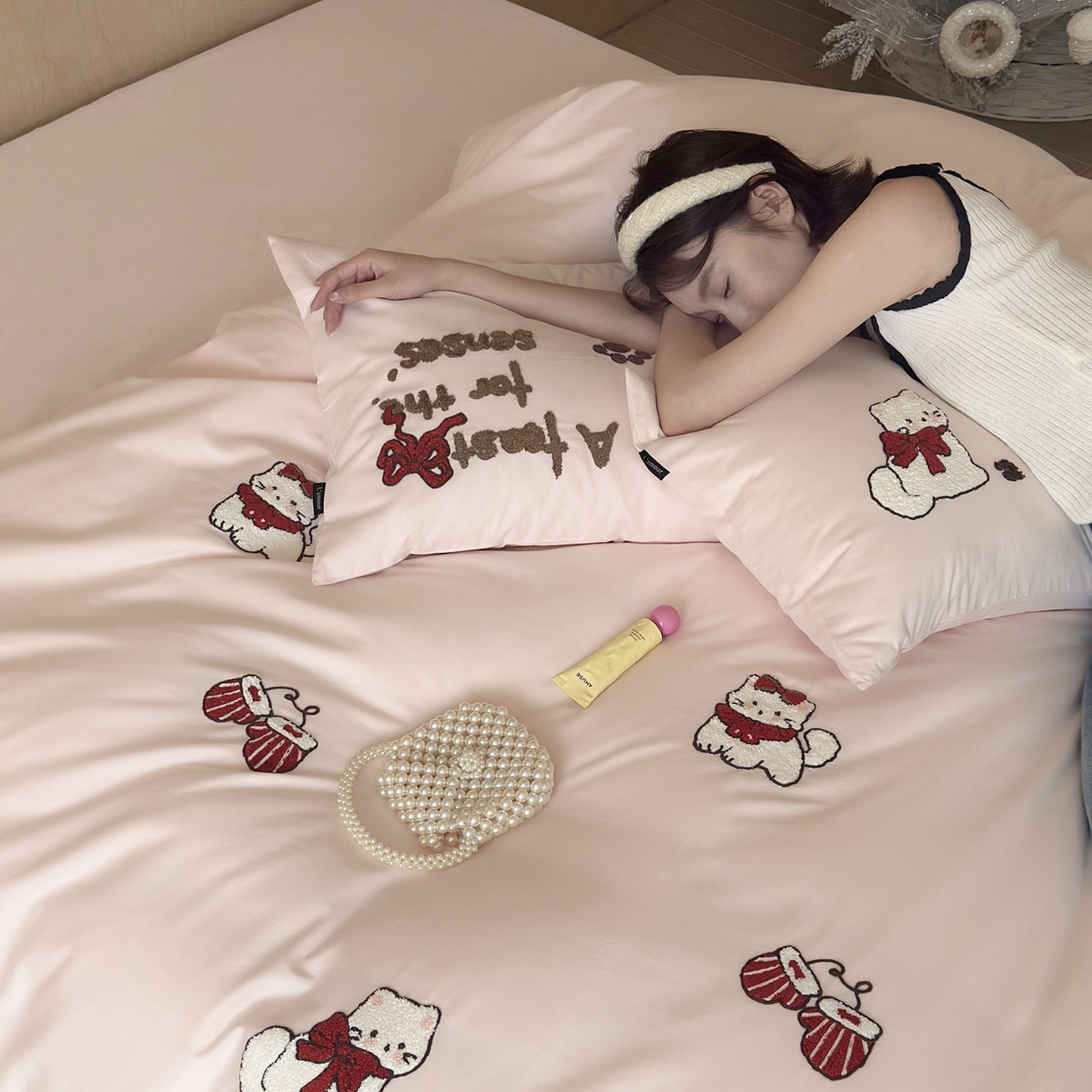 91家纺网 家纺一手货源 找家纺 鹿班家居 2025新款100S全棉纯棉磨毛毛巾绣四件套-甜豆小猫 甜豆小猫-粉色