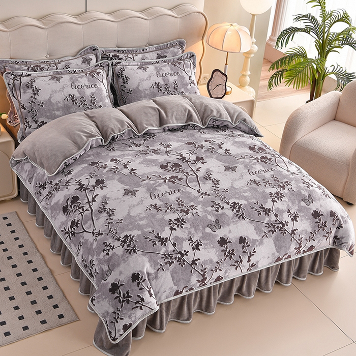 91家纺网 家纺一手货源 找家纺 德比尔斯 2025新款牛奶绒床裙四件套8-9斤法莱绒直播爆款日产2万套 花语